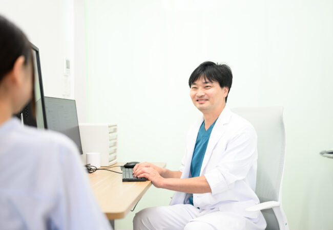患者様に笑顔で話しかける院長