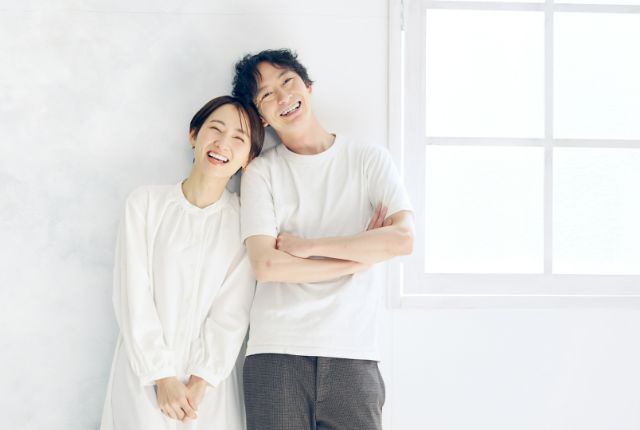寄り添う男女
