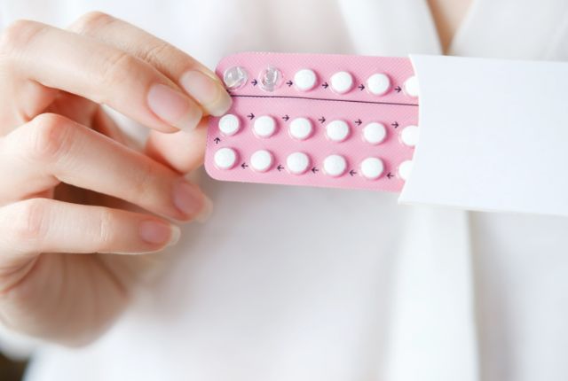 薬を持つ女性の手元