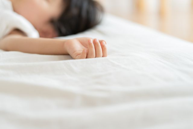 睡眠中の男の子