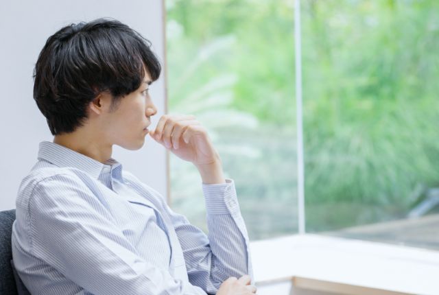 窓の外を見る男性